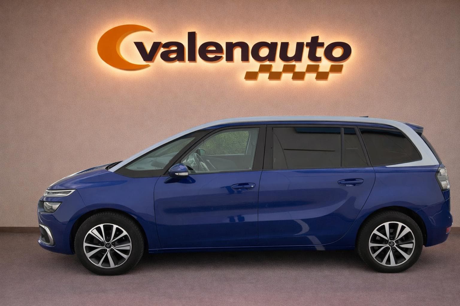 Vehículo expuesto en la sala de Valens Auto
